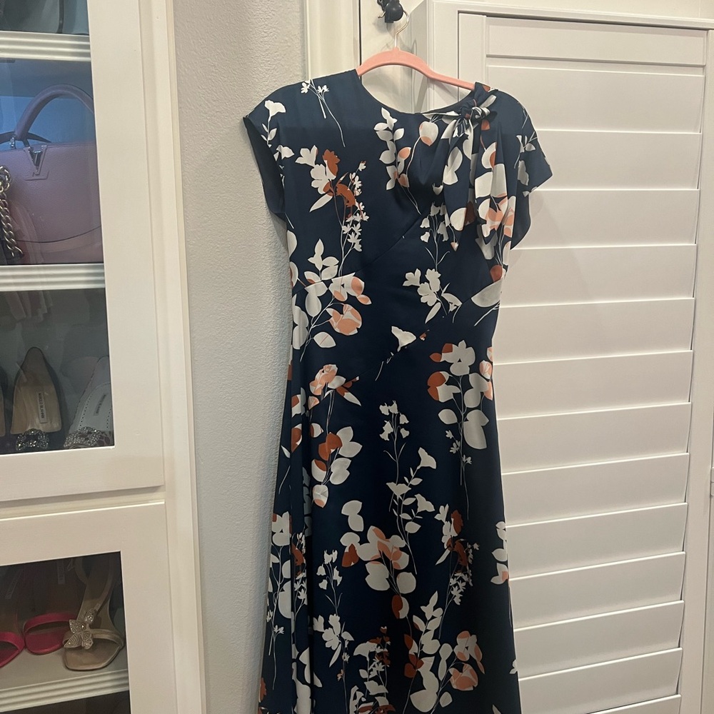 ML Monique Lhuillier satin Floral green Dress. New without tags. Size US 4